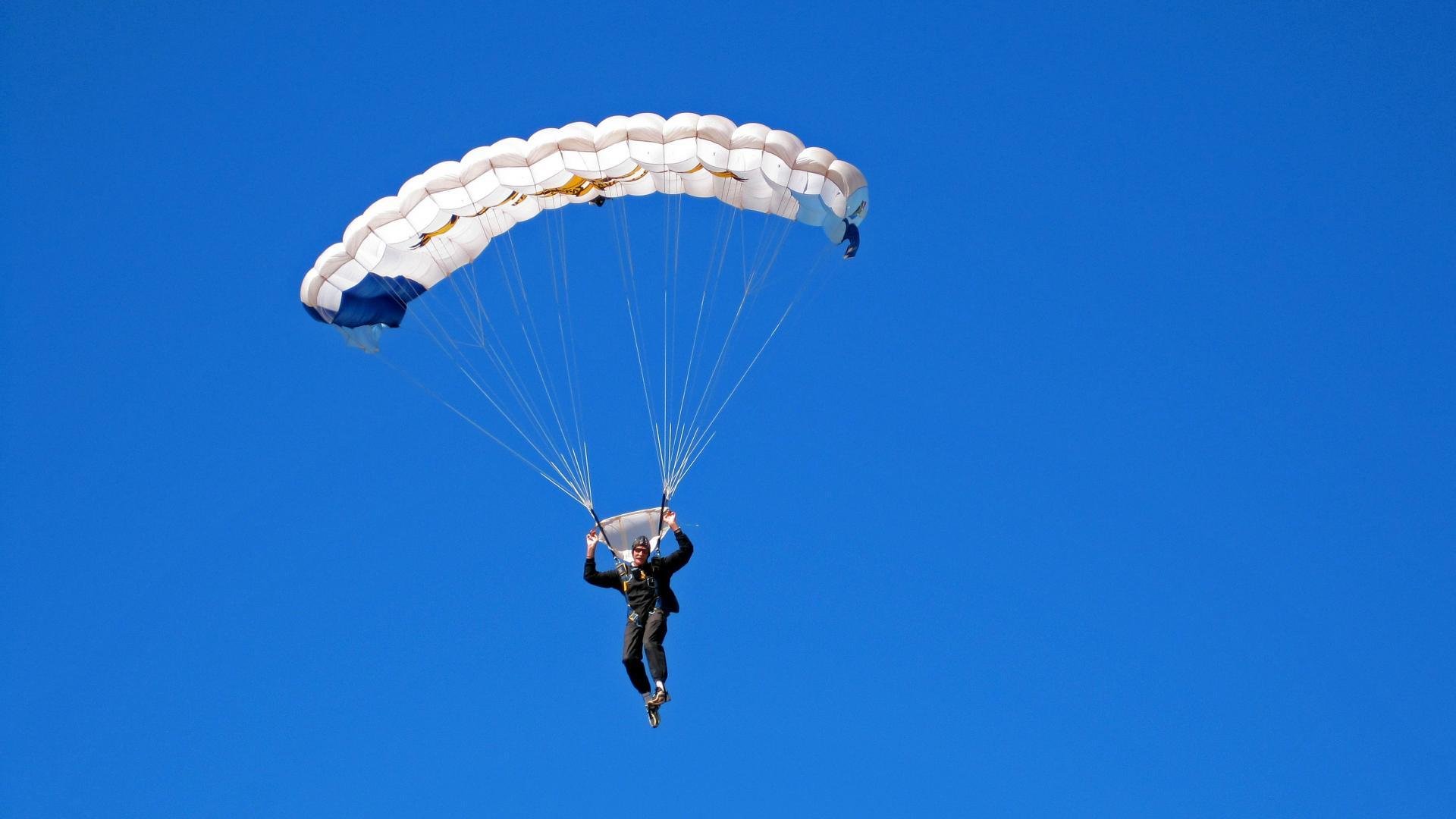 乔治连续得分拉开差距,雷霆轻取灰熊,当个人英雄主义照亮团队胜利